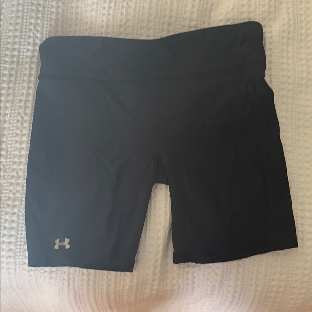 Under Armor Bike mid thigh compression shorts.